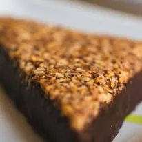 Gâteau - Triangle aux noisettes sur chocolat noir